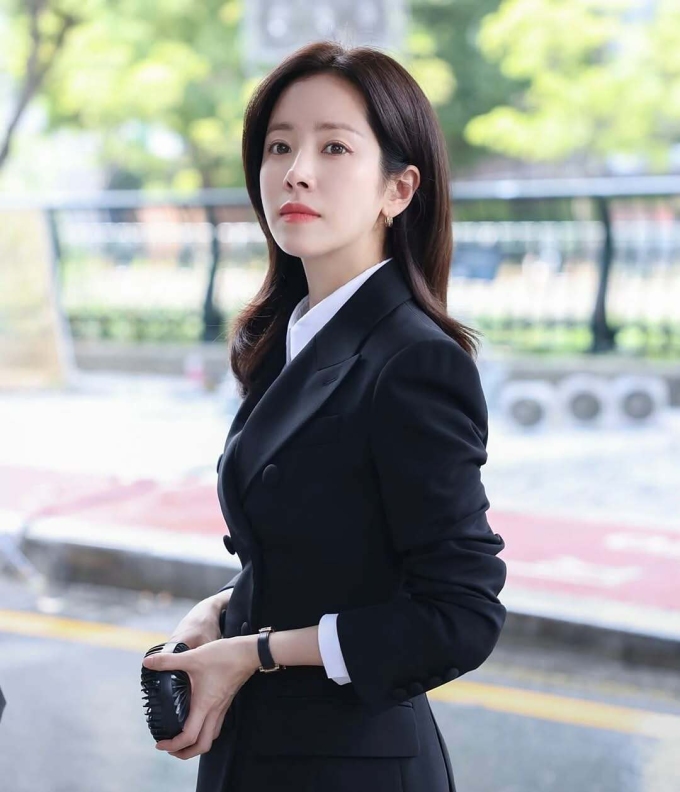 Nhờ sự kiên trì, chú trọng phục hồi và chăm sóc làn da từ gốc, Han Ji-min trở thành minh chứng cho triết lý đẹp khỏe - nơi sự đều đặn, tối giản và lối sống lành mạnh quan trọng hơn mọi sản phẩm đắt tiền. Ảnh: BH Entertainment