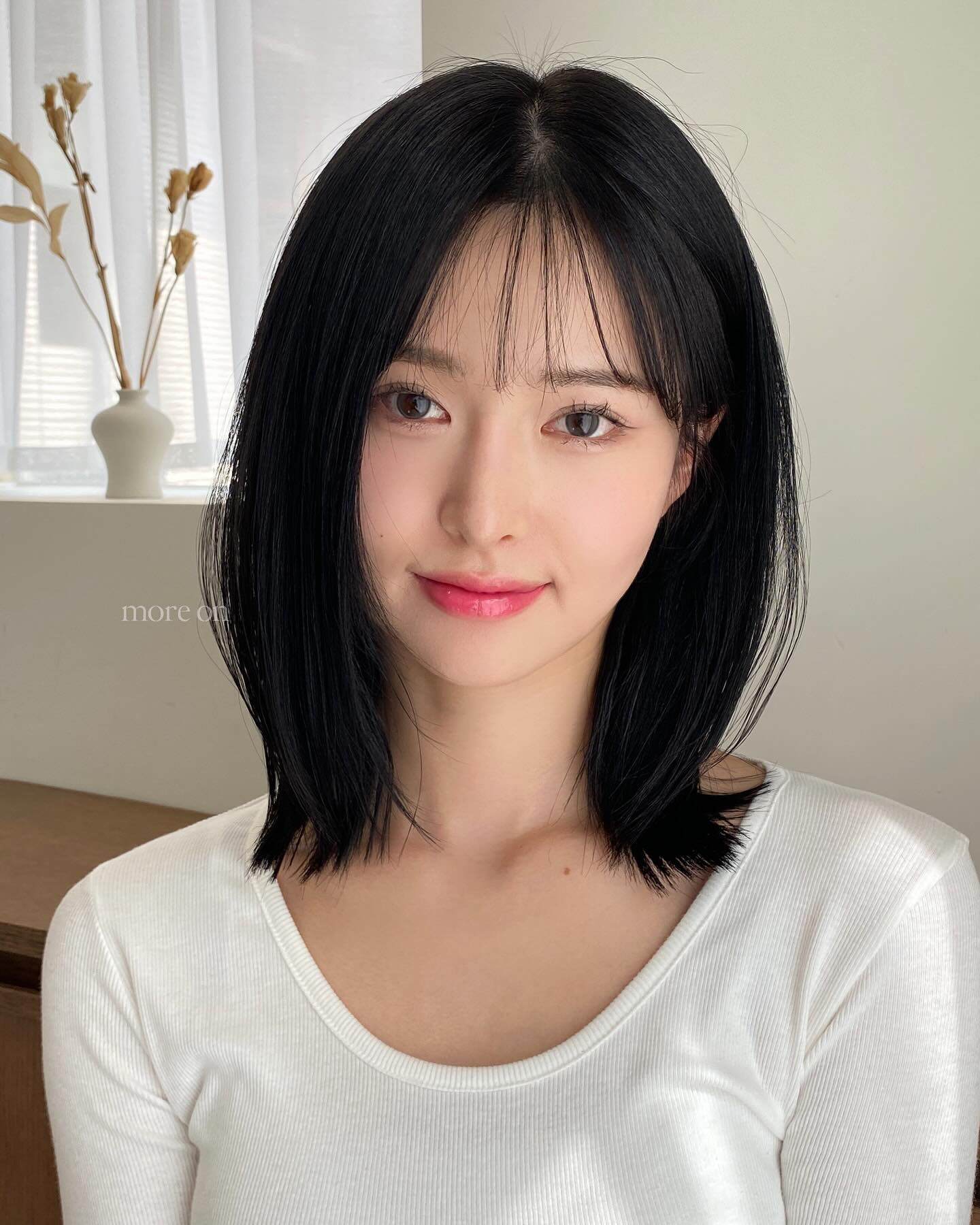 Kết hợp mái thưa với layer tạo hiệu ứng trẻ trung, gương mặt sáng và nhỏ gọn hơn. Lọn tóc tỉa mỏng rơi nhẹ tự nhiên giúp nhan sắc thăng hạng đáng kể. Đây chính là lựa chọn “quốc dân” khi vừa xinh xắn, vừa dễ biến hóa, hợp với hầu hết dáng mặt.