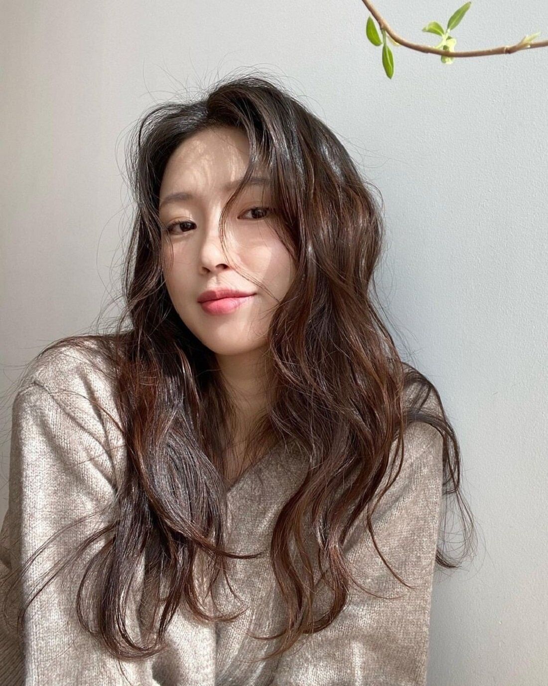 Tóc xoăn retro mang vẻ đẹp cổ điển, quyến rũ và sang chảnh đúng chuẩn mùa đông. Những lọn xoăn lớn uốn theo đường cong khuôn mặt tạo hiệu ứng mềm mại nhưng đầy khí chất. Đây là kiểu tóc lý tưởng khi đi tiệc, chụp ảnh hoặc muốn tạo diện mạo “chanh sả” nổi bật.