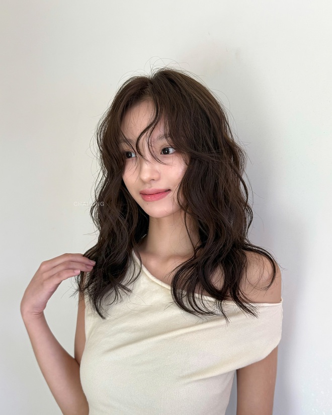 Chị em bỏ tóc thẳng đi, 5 kiểu tóc xoăn mùa đông vừa sang vừa amp;#34;ăn gianamp;#34; tuổi cực khéo - 7