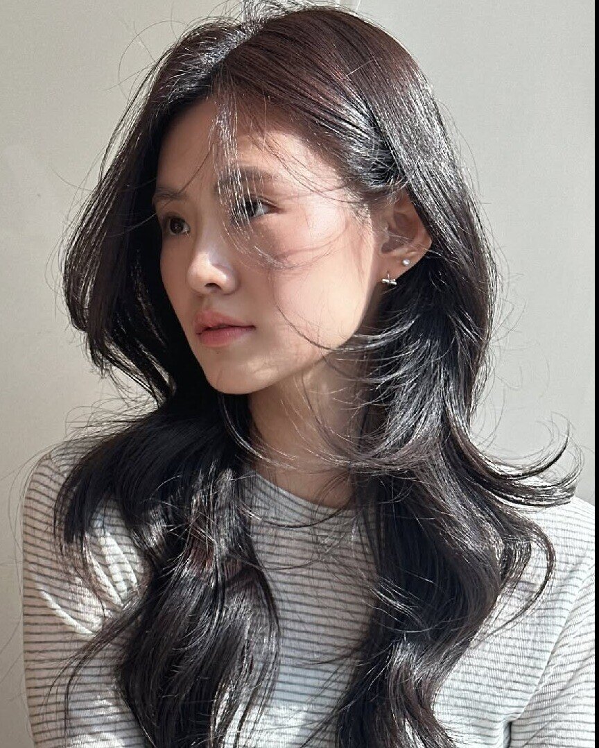 Layer uốn xoăn tạo mái tóc bồng bềnh, dày dặn và đầy sức hút. Khi kết hợp cùng make-up sắc sảo, kiểu tóc này giúp visual sang chảnh chẳng kém minh tinh. Uốn sóng lơi cho dịu dàng, uốn lọn to cho quyến rũ – một kiểu tóc nhưng biến hóa vô cùng linh hoạt.