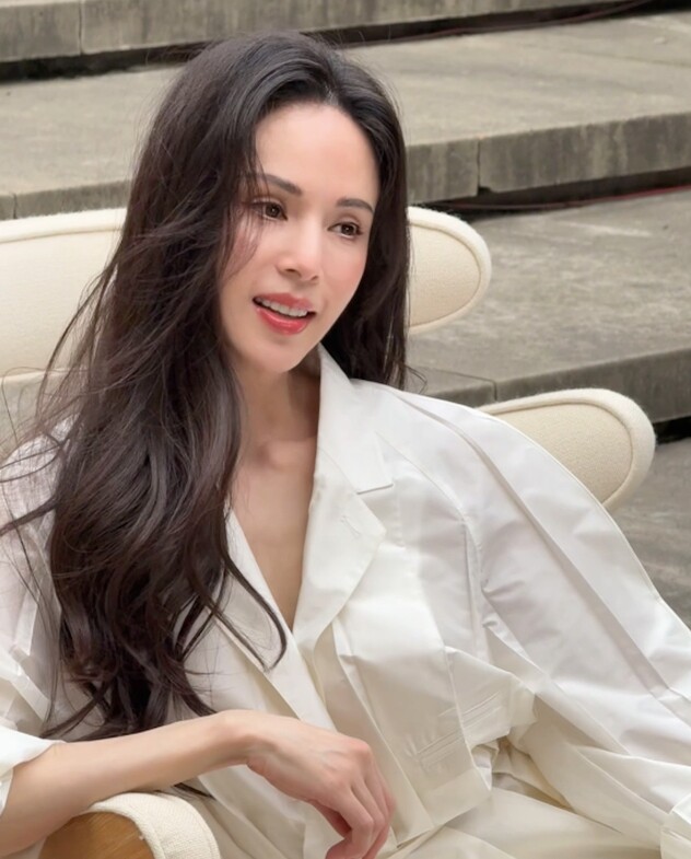 Một trong những bí quyết làm đẹp tóc của Lý Nhược Đồng chính là chải tóc thường xuyên.