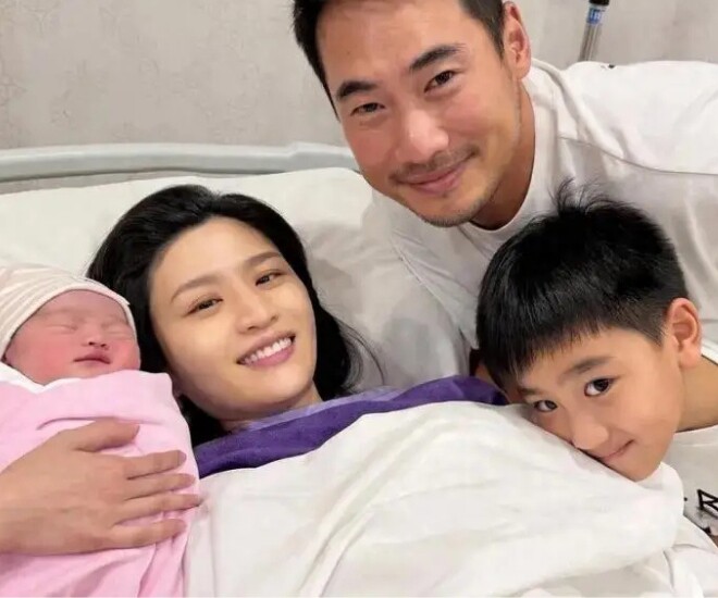 Người đẹp mất sự nghiệp vì lộ ảnh nhạy cảm, vừa sinh con thứ 2 với chồng đại gia, con trai lớn ôm em nhỏ cực yêu - 1