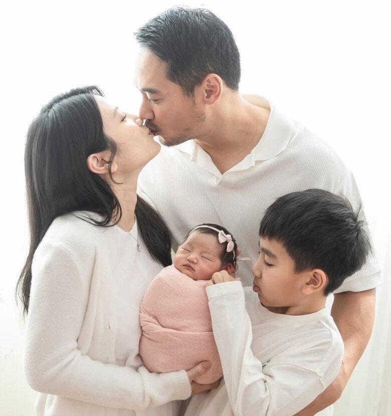 Người đẹp mất sự nghiệp vì lộ ảnh nhạy cảm, vừa sinh con thứ 2 với chồng đại gia, con trai lớn ôm em nhỏ cực yêu - 3