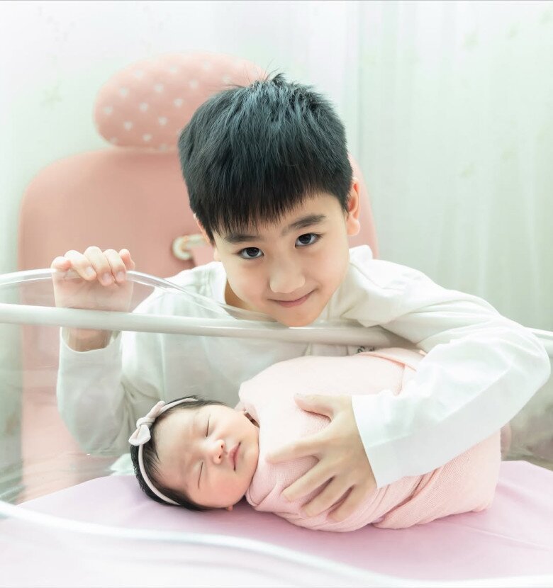 Người đẹp mất sự nghiệp vì lộ ảnh nhạy cảm, vừa sinh con thứ 2 với chồng đại gia, con trai lớn ôm em nhỏ cực yêu - 4