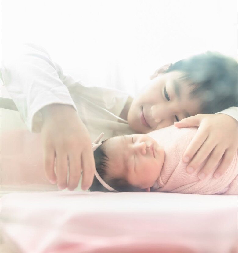 Thiên thần nhỏ tuổi Tỵ được anh trai chăm sóc cực dễ thương.