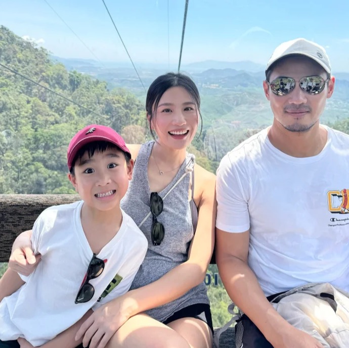 Bà bầu U40 cùng gia đình có chuyến thăm Việt Nam trước ngày lâm bồn.