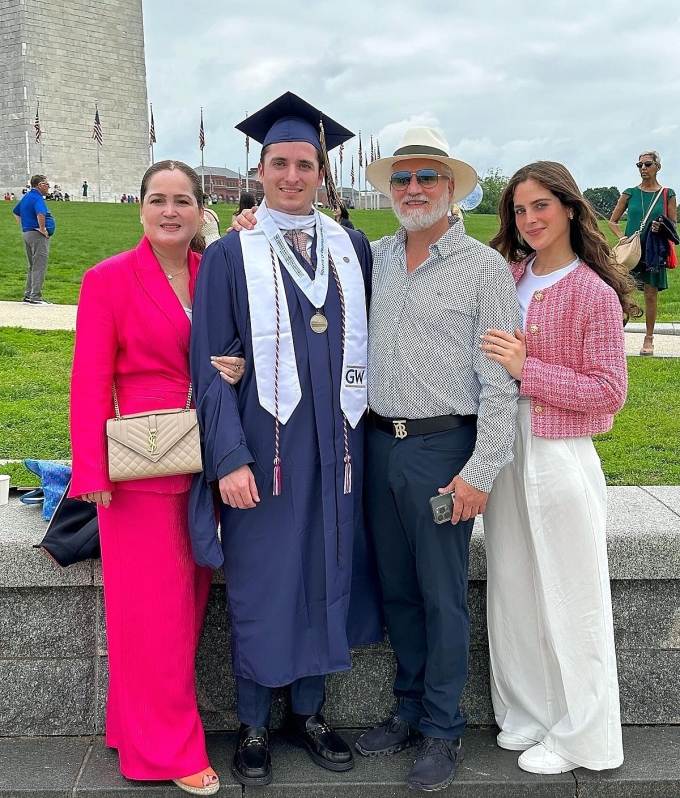 Fátima Bosch và ba mẹ dự lễ tốt nghiệp thạc sĩ của anh trai năm 2024. Ảnh: Instagram/ Fátima Bosch
