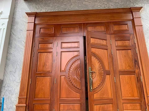 Cũng theo phong thủy, nếu khung cửa nhà bạn cong vênh hoặc nứt sẽ khiến thần tài không thể đến cửa, công việc làm ăn của gia đình có thể sẽ gặp khó khăn.