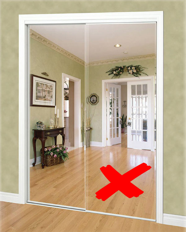 Theo phong thủy, treo gương đối diện với cửa ra vào (cửa chính) có thể ngăn chặn, xua đuổi Thần tài đến nhà, sức khỏe giảm sút.