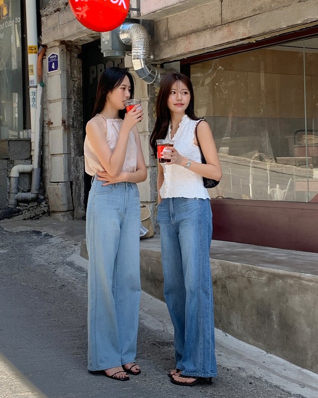 Quần ống suông giúp đôi chân trông dài và thẳng hơn nhờ phom rủ theo chiều dọc. Dáng quần này che tốt phần hông, đùi và tạo tỷ lệ cơ thể hài hòa. Chọn quần cạp cao, dài chạm mu bàn chân sẽ tăng hiệu ứng thon – cao rõ rệt. Dễ phối từ công sở đến dạo phố.