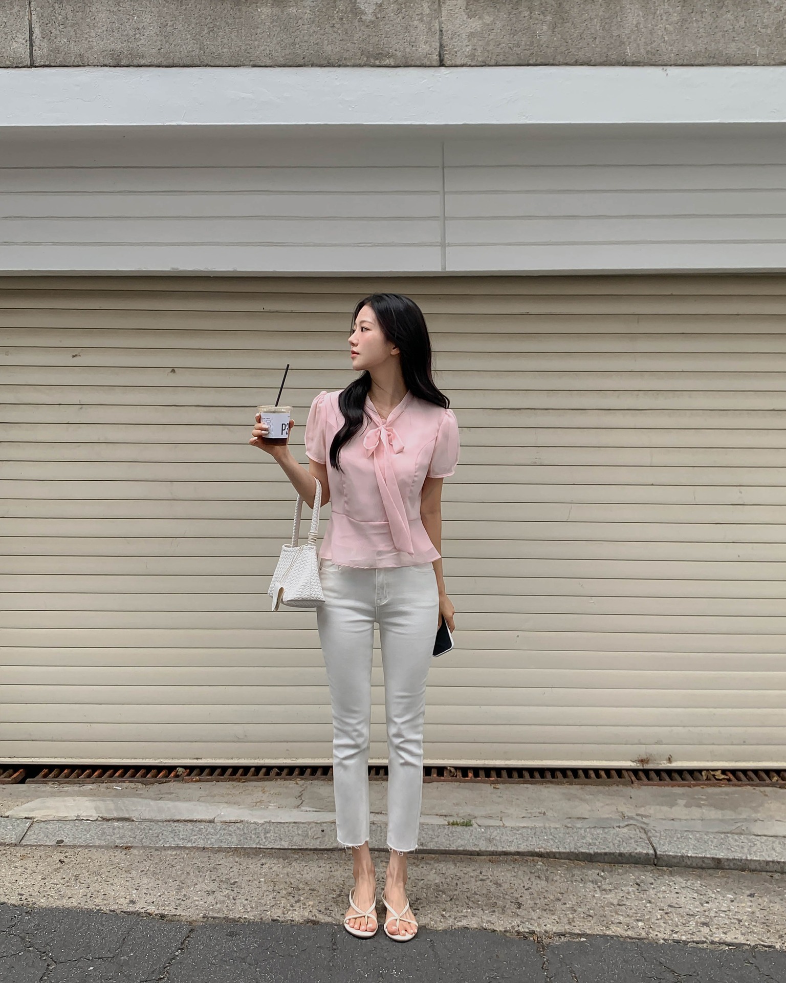 Quần ống đứng ôm nhẹ phần hông, thẳng từ trên xuống dưới giúp đôi chân gọn gàng và cao hơn trông thấy. Không kén dáng, phù hợp cả nàng thấp bé. Màu đen, xám, be rất dễ phối đồ. Khi kết hợp với sơ mi, blazer hoặc áo len mỏng, tổng thể thanh lịch và tôn dáng tối ưu.