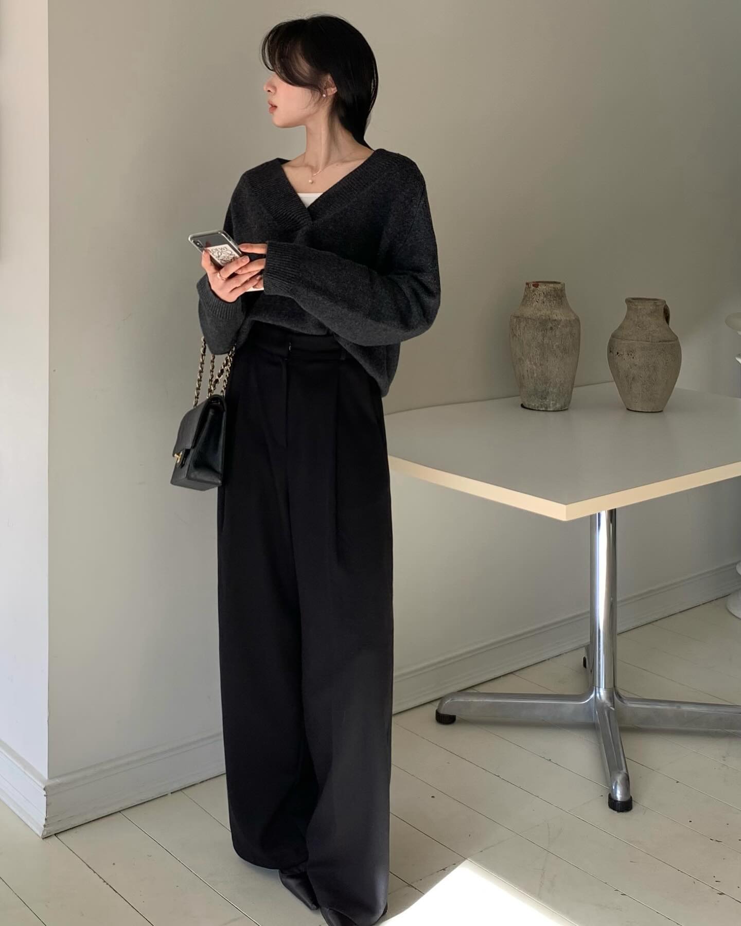 Áo len kết hợp quần ống rộng tạo vẻ thanh lịch, hiện đại và tôn dáng rõ rệt. Quần ống rộng cạp cao giúp kéo dài chân, sơ vin áo len sẽ cân tỷ lệ cơ thể hoàn hảo. Dễ phối từ đi làm đến đi chơi, hợp với boots, sneaker trắng hoặc giày mũi nhọn.