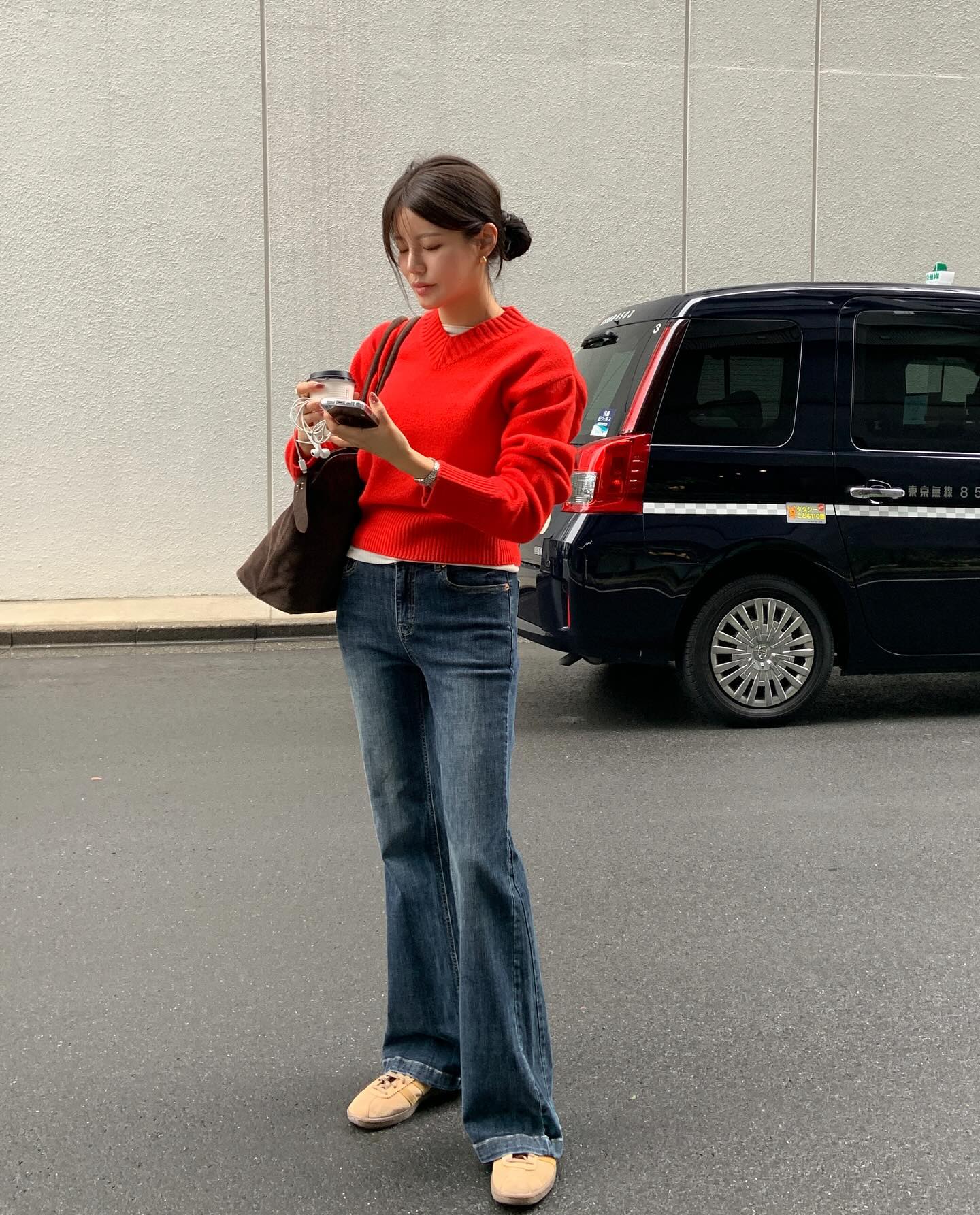 Áo len phối quần jeans là công thức trẻ trung và dễ mặc nhất mùa đông. Jeans ống đứng hoặc ống suông giúp đôi chân trông thẳng và dài hơn, phối với áo len cổ lọ hay áo len ôm đều đẹp. Hợp nhiều phong cách, dễ thêm áo khoác và phù hợp mọi hoàn cảnh.