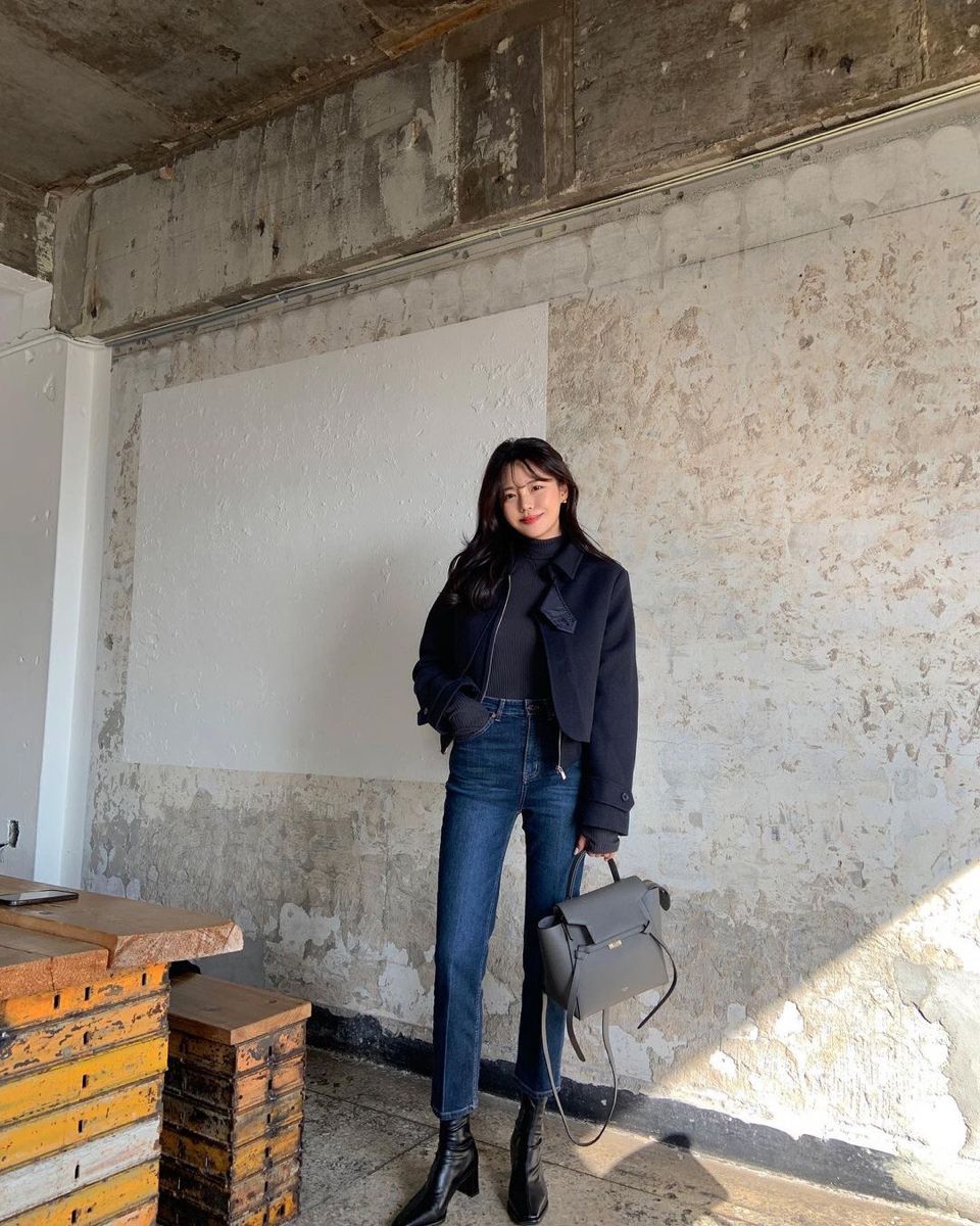 Giày boots là item “must-have” của phụ nữ U40 vì vừa giữ ấm, vừa tôn chân rất tốt. Dáng ankle boots mũi nhọn hoặc mũi vuông nhẹ giúp đôi chân thon và dài hơn. Phối với quần suông, váy midi hay jeans đều sang. Boots đen, nâu, be là dễ mặc nhất.