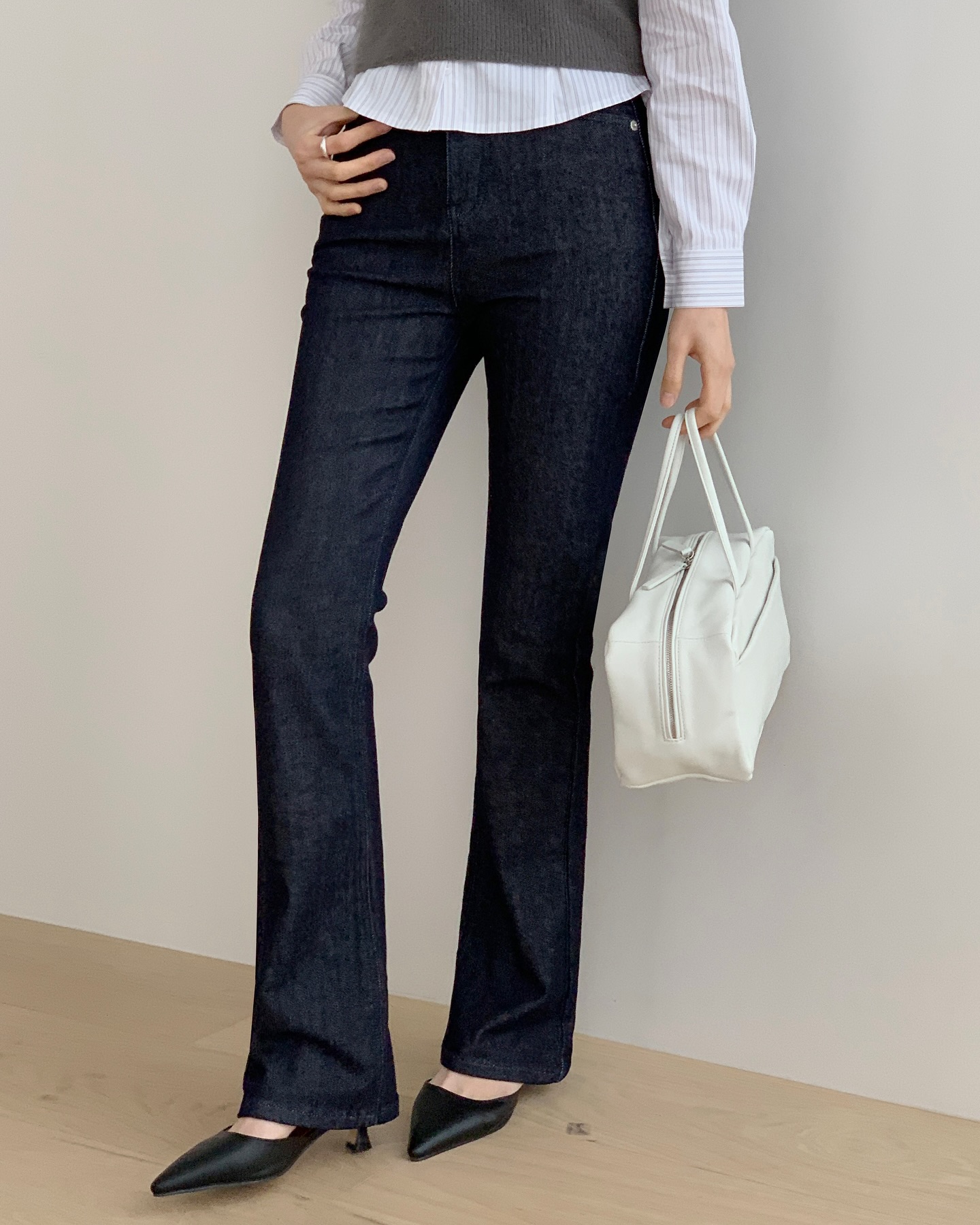 Phụ nữ U40 mùa đông nhất định phải có 4 kiểu giày này để mặc gì cũng sang, vừa tôn dáng lại nâng tầm phong cách - 10