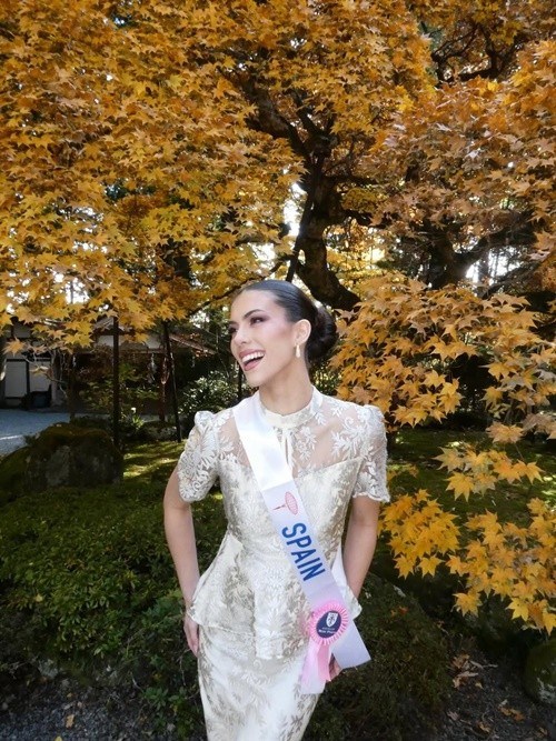 Hôm nay thật sự là một ngày kỳ diệu ở cuộc thi. Chúng tôi đã đến thăm một ngôi chùa tuyệt đẹp, mang đến cho tôi sự bình yên. Sau đó, tôi trải nghiệm tàu lượn siêu tốc đầy phấn khích và hồi hộp. Đất nước Nhật Bản nhắc nhở tôi rằng cuộc sống chính là sự cân bằng, bình yên, niềm vui và lòng biết ơn trong từng bước chân, Idayra viết trên trang cá nhân. Ảnh: Instagram Idayra Borges Tena.