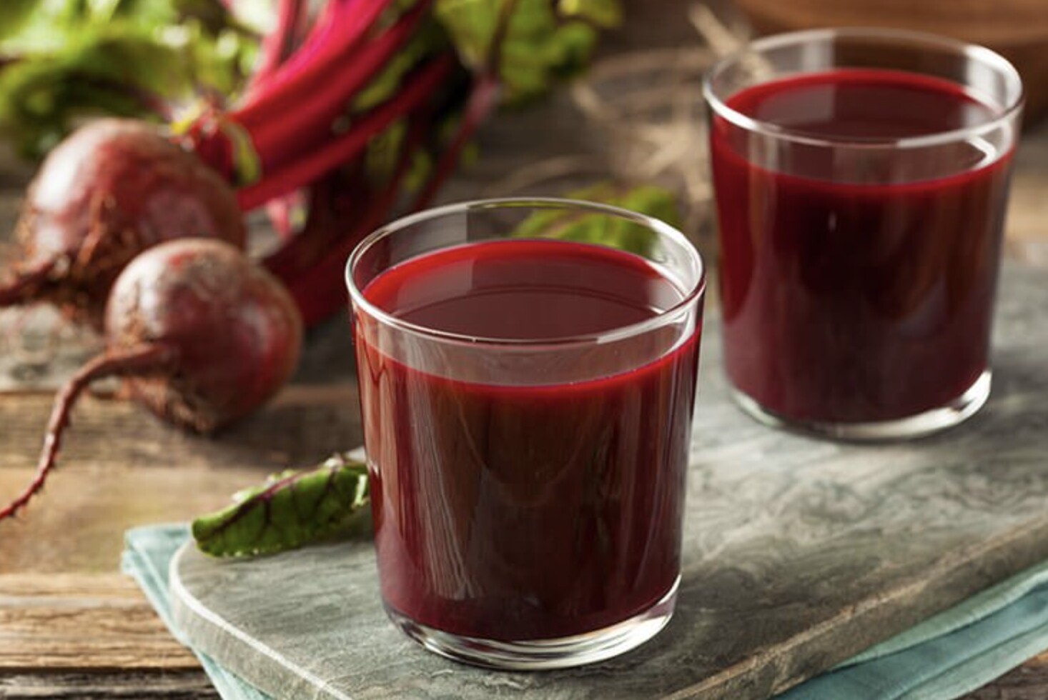 Nước củ dền giàu sắt, folate và vitamin C giúp bổ máu, tăng tuần hoàn đến nang tóc, giảm rụng và kích thích mọc tóc nhanh. Thức uống này còn cải thiện độ ẩm da đầu, giảm bong tróc và nuôi tóc mọc dày hơn. Mix với táo hoặc cà rốt giúp dễ uống hơn.