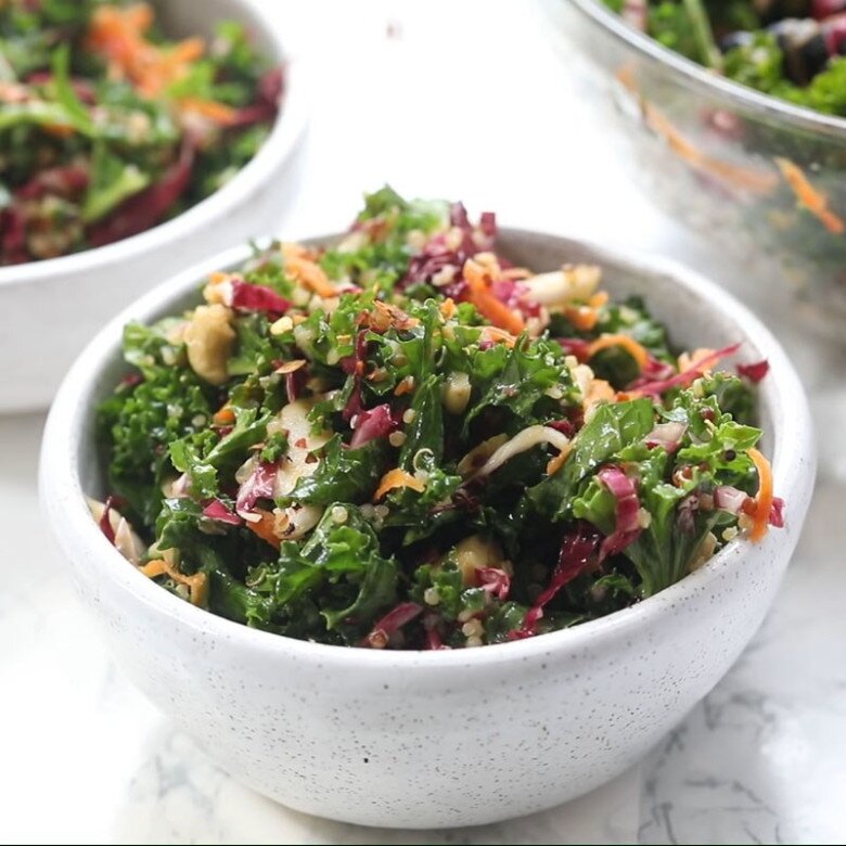 Cải xoăn chứa nhiều vitamin A, C và K giúp da khỏe, căng bóng và hỗ trợ giảm mụn. Nhờ giàu chất chống oxy hóa và chất xơ, kale giúp cơ thể detox nhẹ nhàng, từ đó giảm xỉn màu và cải thiện độ đàn hồi. Thêm kale vào salad hoặc sinh tố giúp da sáng khỏe hơn.