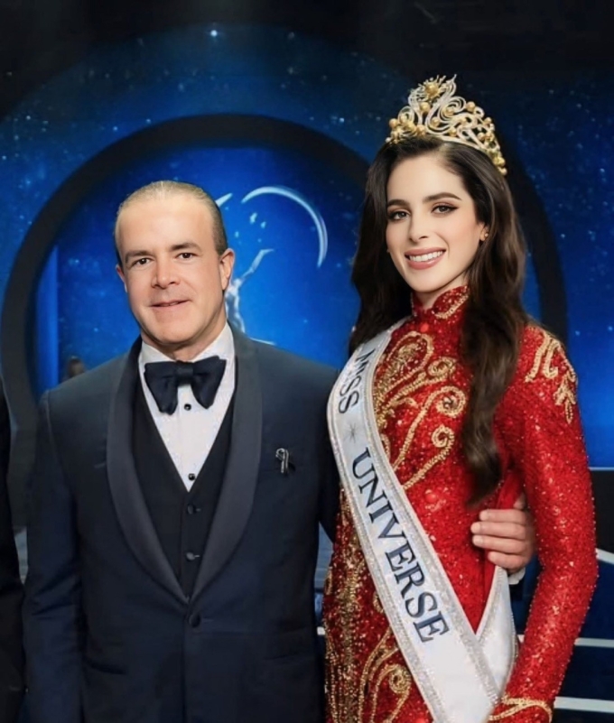 Chủ tịch Raul Rocha và đương kim hoa hậu Fátima Bosch.