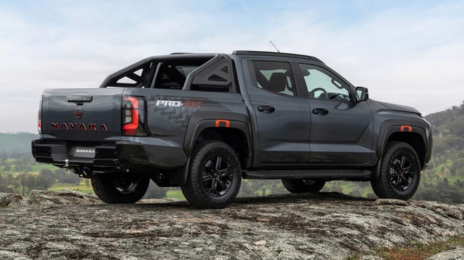 Gần như 'song sinh' nhưng Nissan Navara 2026 vẫn lái khác biệt với Mitsubishi Triton nhờ chi tiết này- Ảnh 2.