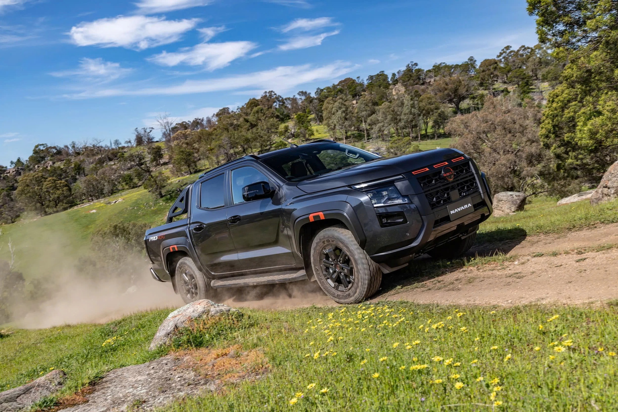 Gần như 'song sinh' nhưng Nissan Navara 2026 vẫn lái khác biệt với Mitsubishi Triton nhờ chi tiết này- Ảnh 3.