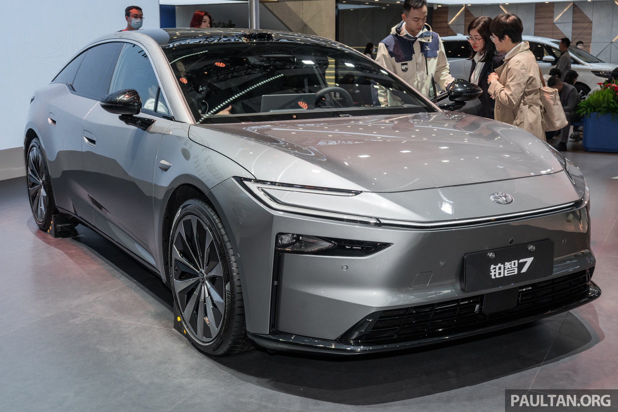 Toyota có sedan thuần điện cỡ lớn: Đầu giống Camry, đấu BMW i7 bằng động cơ 277 mã lực, chạy Hà Nội - Huế không cần sạc- Ảnh 1.