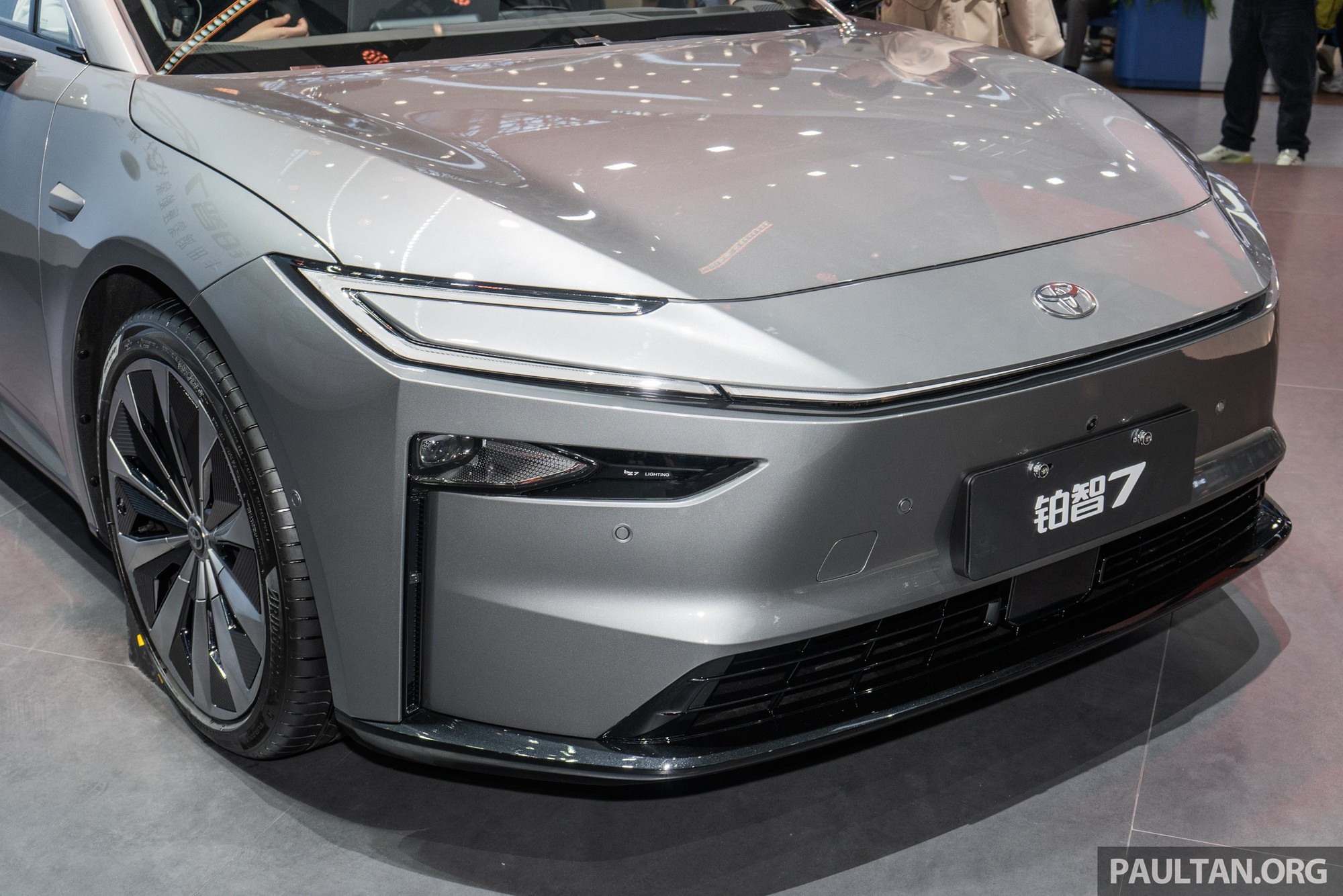 Toyota có sedan thuần điện cỡ lớn: Đầu giống Camry, đấu BMW i7 bằng động cơ 277 mã lực, chạy Hà Nội - Huế không cần sạc- Ảnh 6.