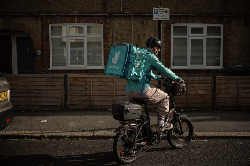 Nhiều shipper tại Anh cho biết công việc đang làm không phải là con người, mà chỉ là một cỗ máy giao hàng. Ảnh: The Guardian