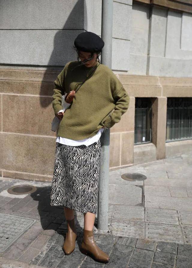 Do bản thân chân váy đã có nhiều điểm nhấn, phần thân trên nên được tối giản để giữ tổng thể hài hòa. Áo và giày đồng màu là lựa chọn lý tưởng giúp tôn lên họa tiết mà không gây rối mắt.