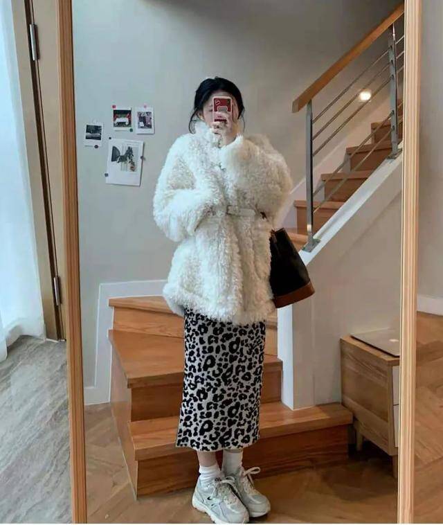 Trong những ngày lạnh, một chiếc áo khoác lông cừu dày sẽ giúp bộ trang phục vừa ấm vừa thời trang.