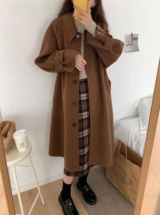 Áo khoác nên ưu tiên các tông màu trung tính như lạc đà hoặc kaki, còn váy có thể chọn họa tiết kẻ caro màu nâu.