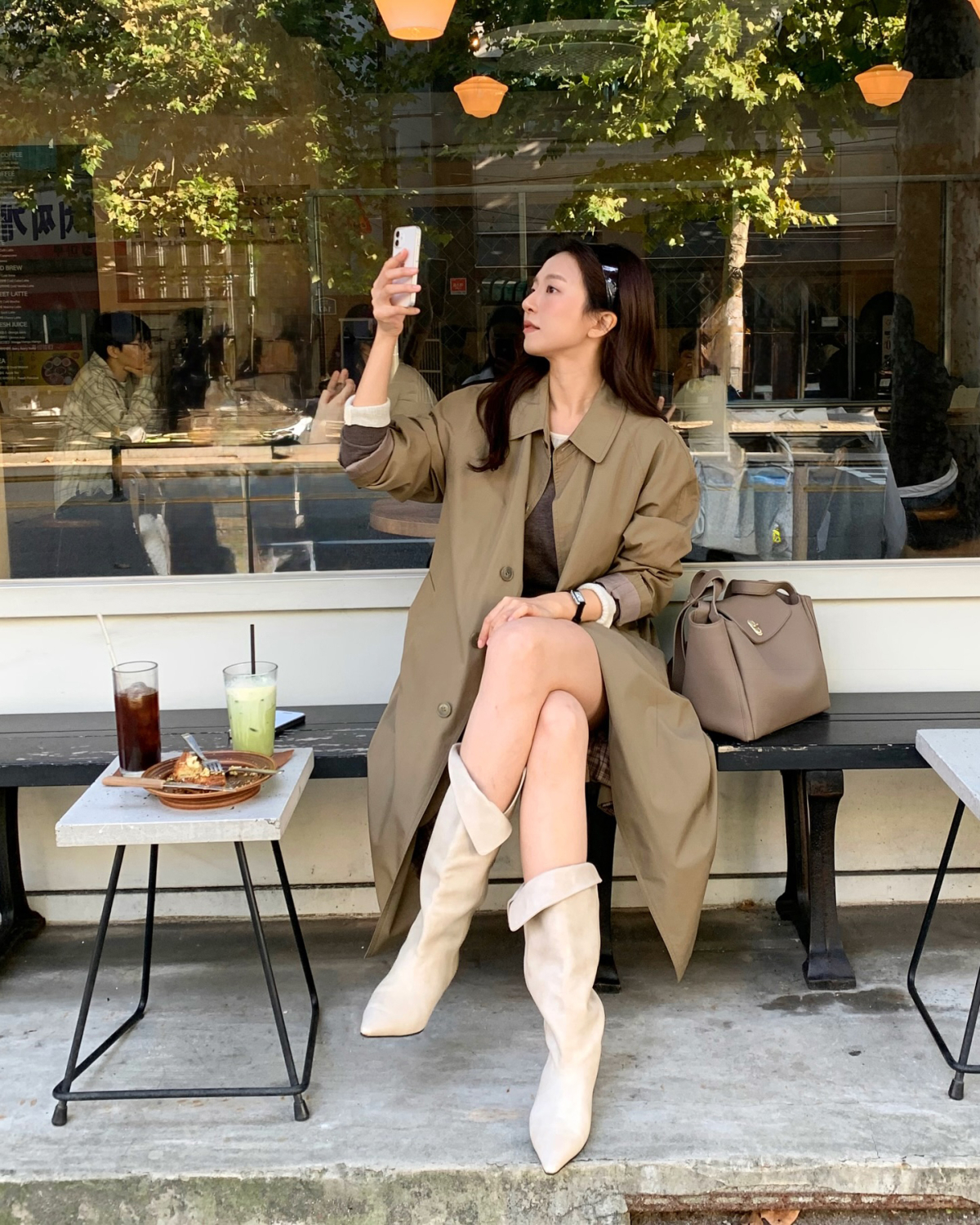 Trench coat dáng dài với với chất liệu khaki hoặc vải dù đứng phom, có thể dễ dàng mix cùng nhiều lớp layer bên trong và quần jeans, váy ngắn.