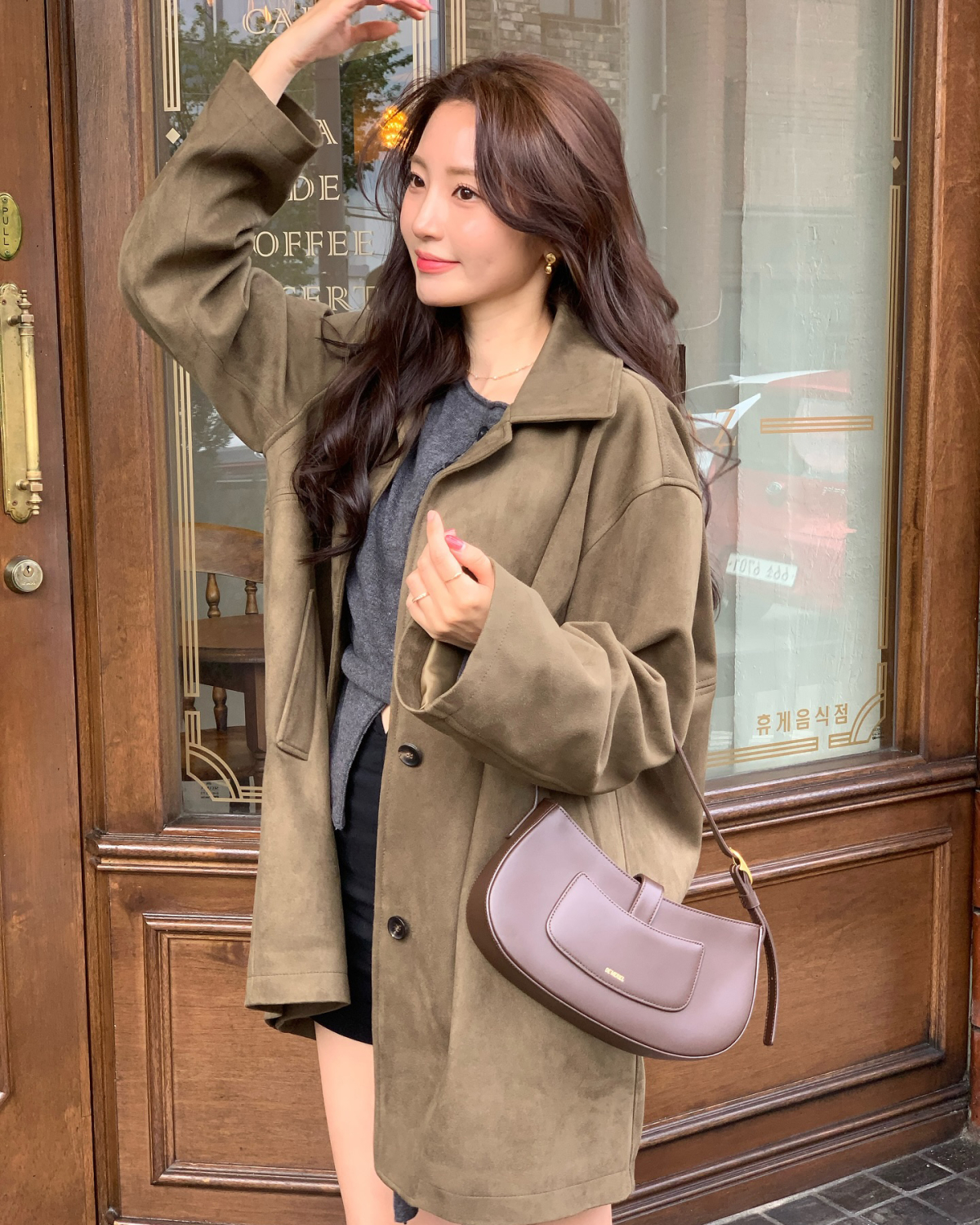 Chất liệu da lộn được biến tấu trên nhiều phom dáng, từ những chiếc áo khoác lửng, áo măng tô dài đến blazer thanh lịch.