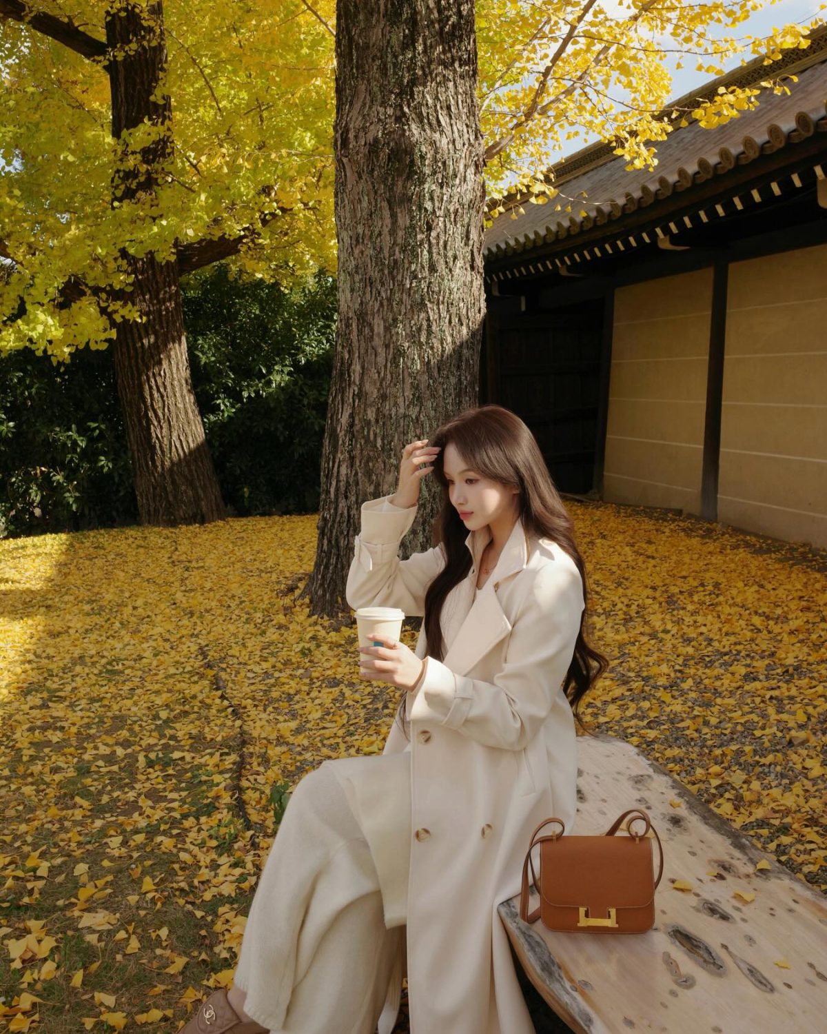 Ngoài tông màu nâu be, xám ghi quen thuộc, trench coat trắng cũng đang được ưa chuộng nhờ vẻ nhẹ nhàng, nữ tính.