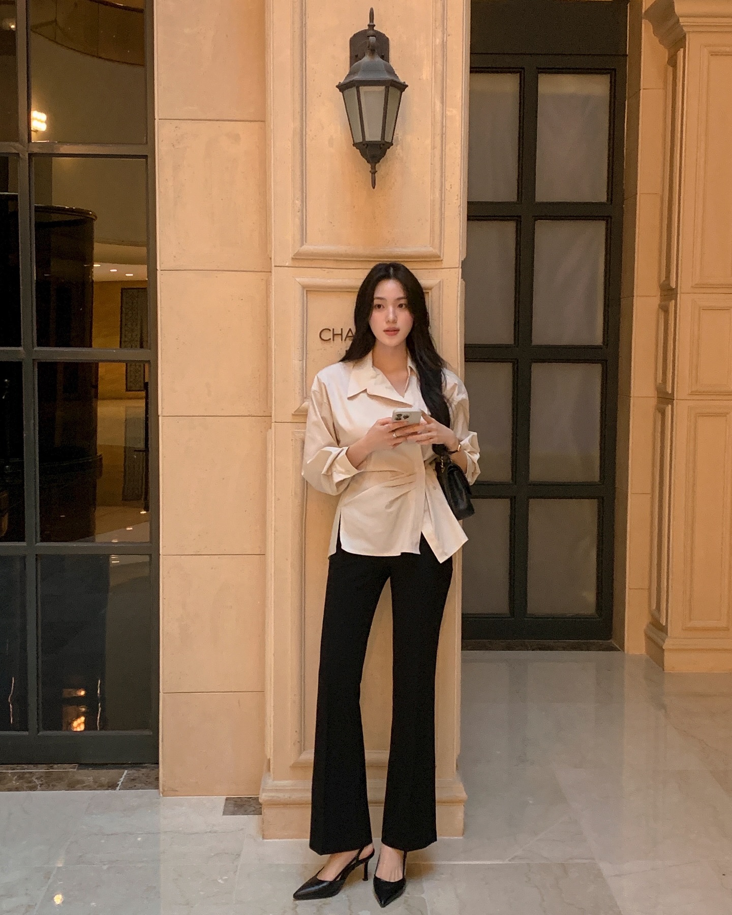 Quần ống loe giúp chân trông dài và thon nhờ thiết kế ôm trên, loe nhẹ dưới. Dáng cạp cao và ống phủ nhẹ mu bàn chân sẽ tăng hiệu quả hack dáng tối đa. Phối cùng áo len ôm, sơ mi hoặc blazer là chuẩn đẹp, sang mà không hề “dừ”.