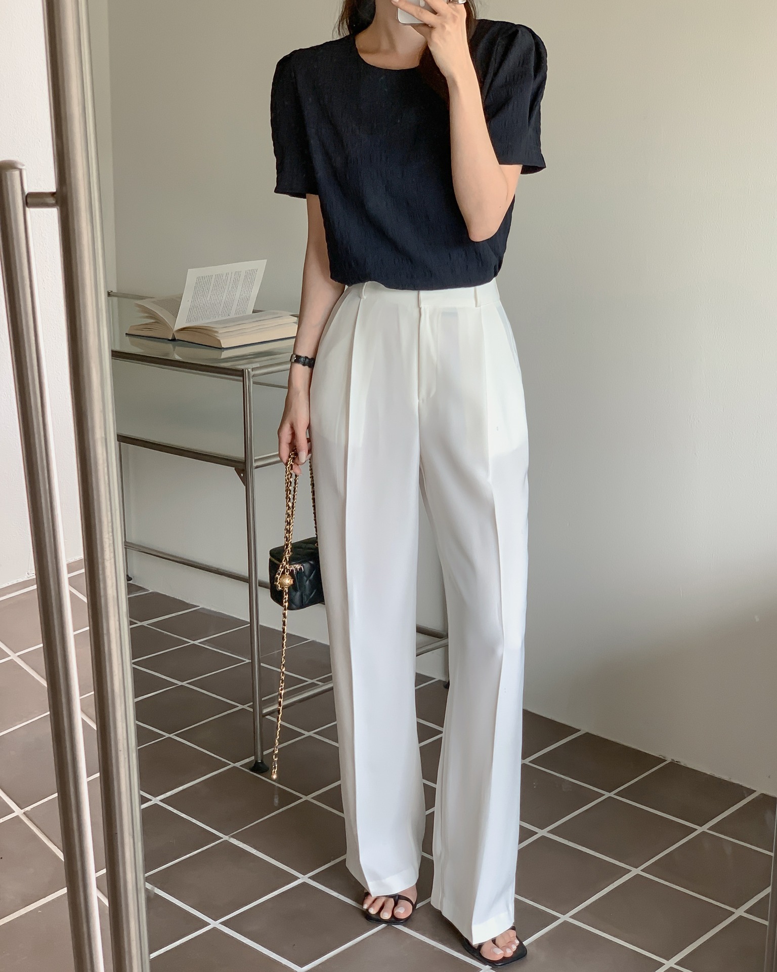 Đường ly giữa tạo một đường dọc mạnh, kéo dài chân cực hiệu quả. Dáng quần suông rộng vừa phải giúp che đùi và hông nhưng vẫn giữ vẻ thanh lịch. Khi sơ vin áo, tỷ lệ cơ thể chuẩn 2/3 được tối ưu. Phối với sơ mi, blazer hay áo len đều đẹp.