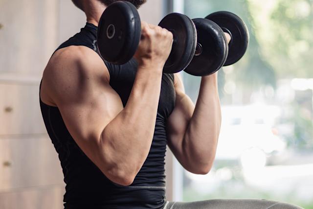 Cần tăng mức tạ từ từ để đạt được hiệu quả tăng cơ bắp.