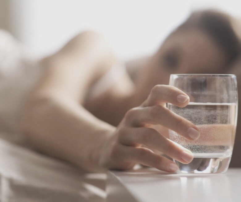 Buổi sáng sau khi thức dậy, một ly nước ấm sẽ giúp hệ tiêu hoá hoạt động trơn tru hơn, đồng thời giúp làn da được cải thiện (Ảnh minh hoạ)