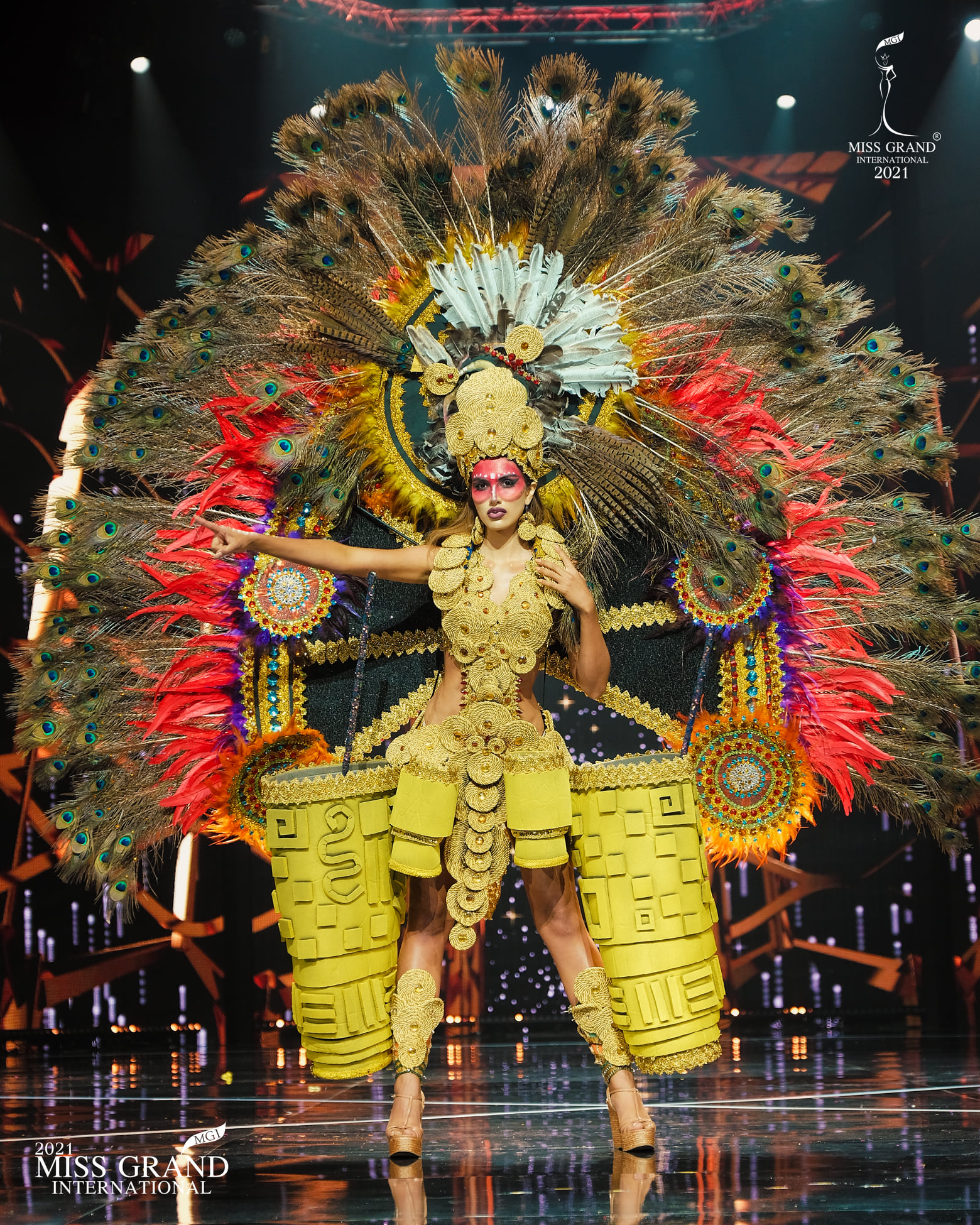 Người đẹp Ecuador diện trang phục tôn vinh nền văn hóa Jama-Coaque của quê nhà.