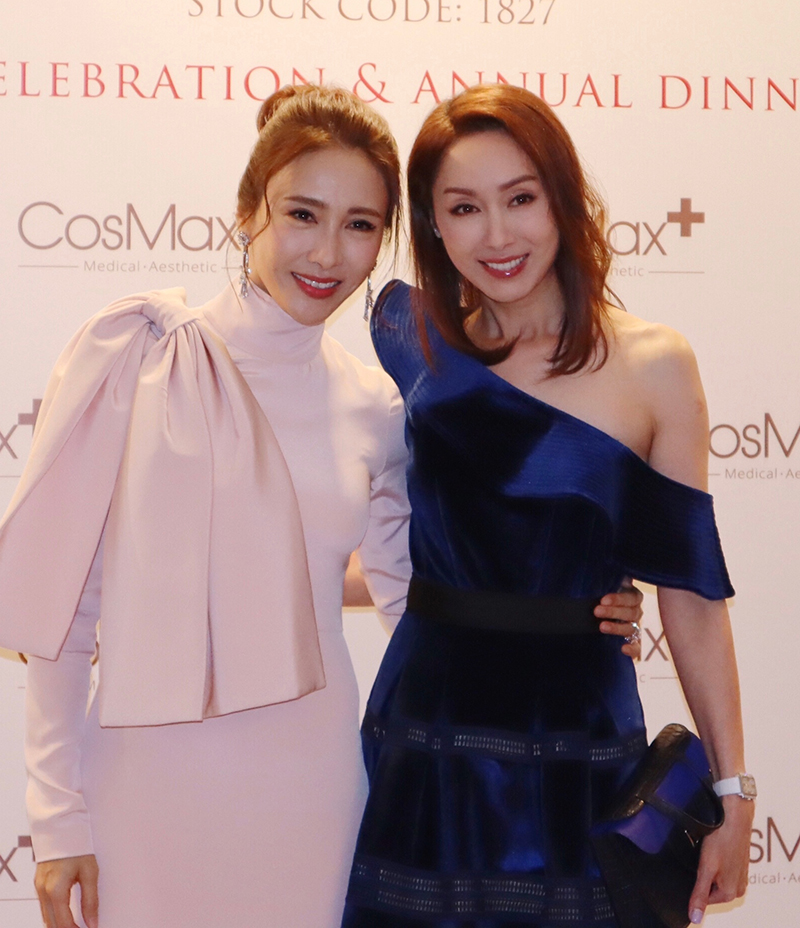 Quách Khả Doanh giữ mối quan hệ thân thiết với một số đồng nghiệp ở TVB, như Lê Tư (trái), Quách Ái Minh... Thi thoảng, cô ủng hộ công việc của bạn bè, dự tiệc cùng các bạn diễn một thời.