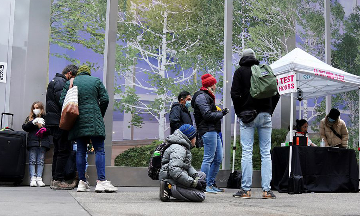 Người xếp hàng chờ xét nghiệm Covid-19 tại Manhattan, New York, Mỹ ngày 26/11. Ảnh: Reuters.