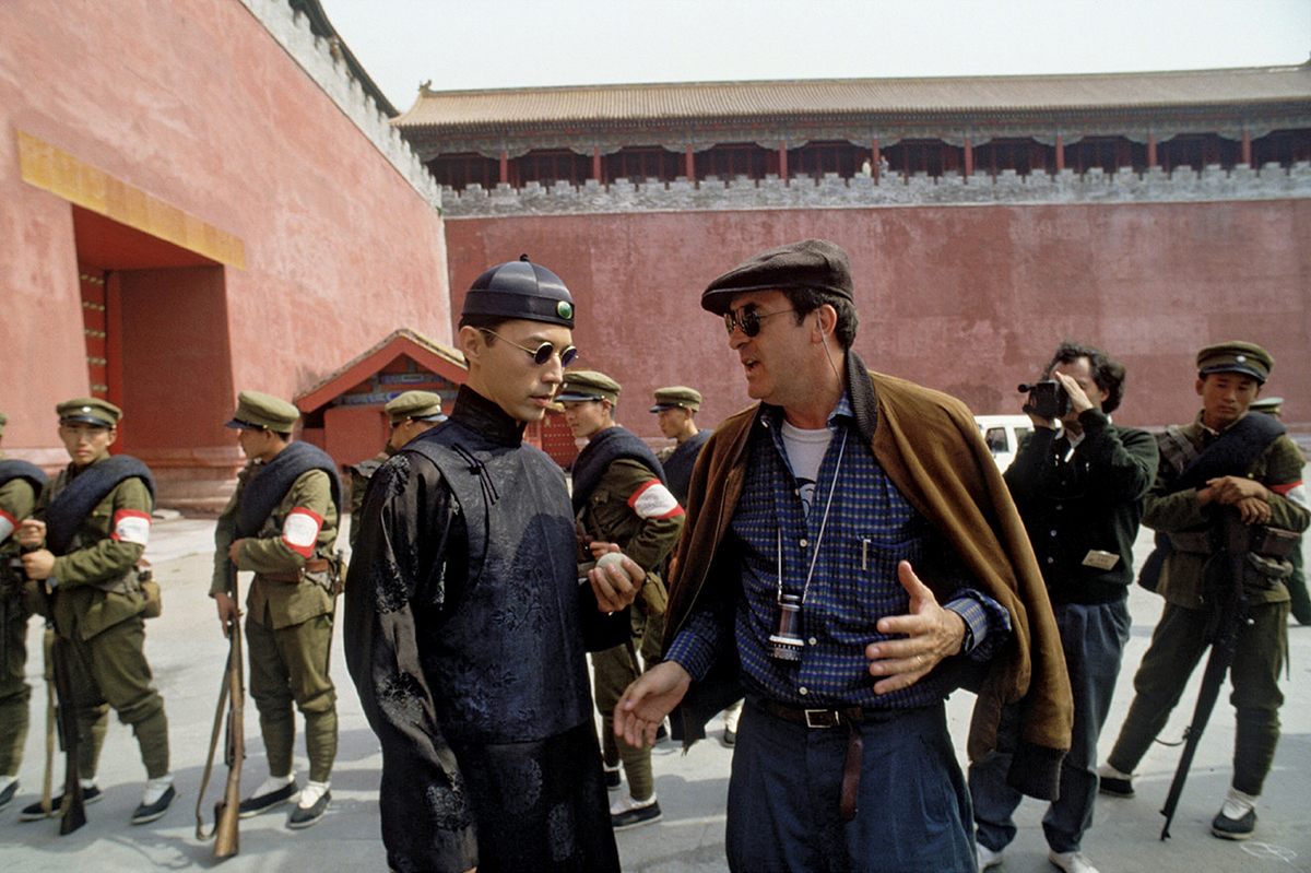 Bernardo Bertolucci (phải) và diễn viên Tôn Long khi quay phim ở Tử Cấm Thành năm 1987. Ảnh: Thepaper