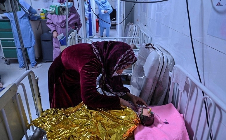 Shabaneh Karimi chăm sóc bé Zubair trong trung tâm dinh dưỡng của tổ chức MSF tại Herat ngày 22/11. Ảnh: AFP