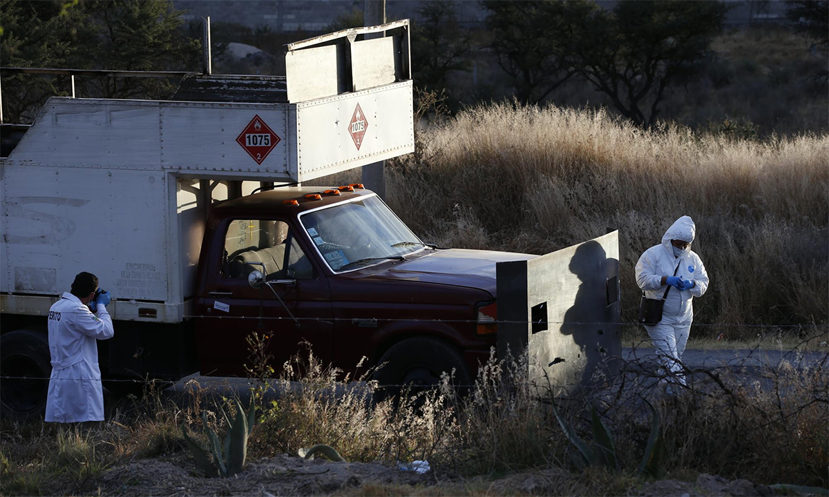 Chiếc xe tải với phần mũi gia cố bị bỏ lại ở ngoại ô thành phố Tula, Mexico ngày 1/12, Ảnh: AP.