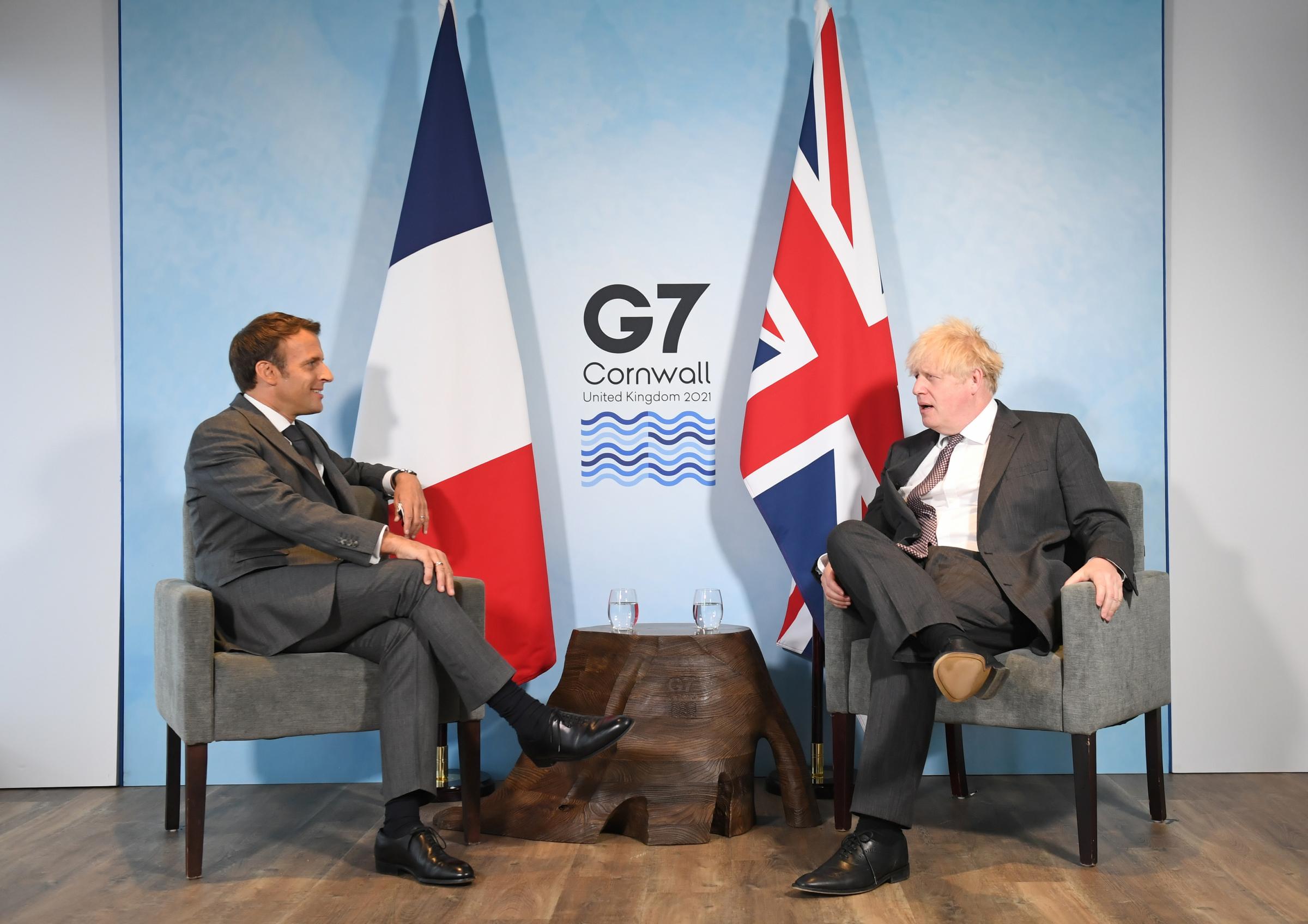 Tổng thống Pháp Emmanuel Macron (trái) và Thủ tướng Anh Boris Johnson gặp song phương bên lề hội nghị thượng đỉnh G7 ở Cornwall, Anh hồi tháng 6. Ảnh: Reuters.