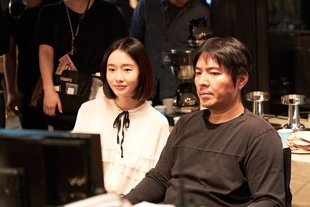 Đạo diễn Shin Jung Won (phải) chỉ đạo diễn xuất, bàn bạc cảnh quay với nữ diễn viên Lee Jung Hyun trong Night of The Undead - tác phẩm cuối cùng của ông hồi năm ngoái. Ảnh: CJ