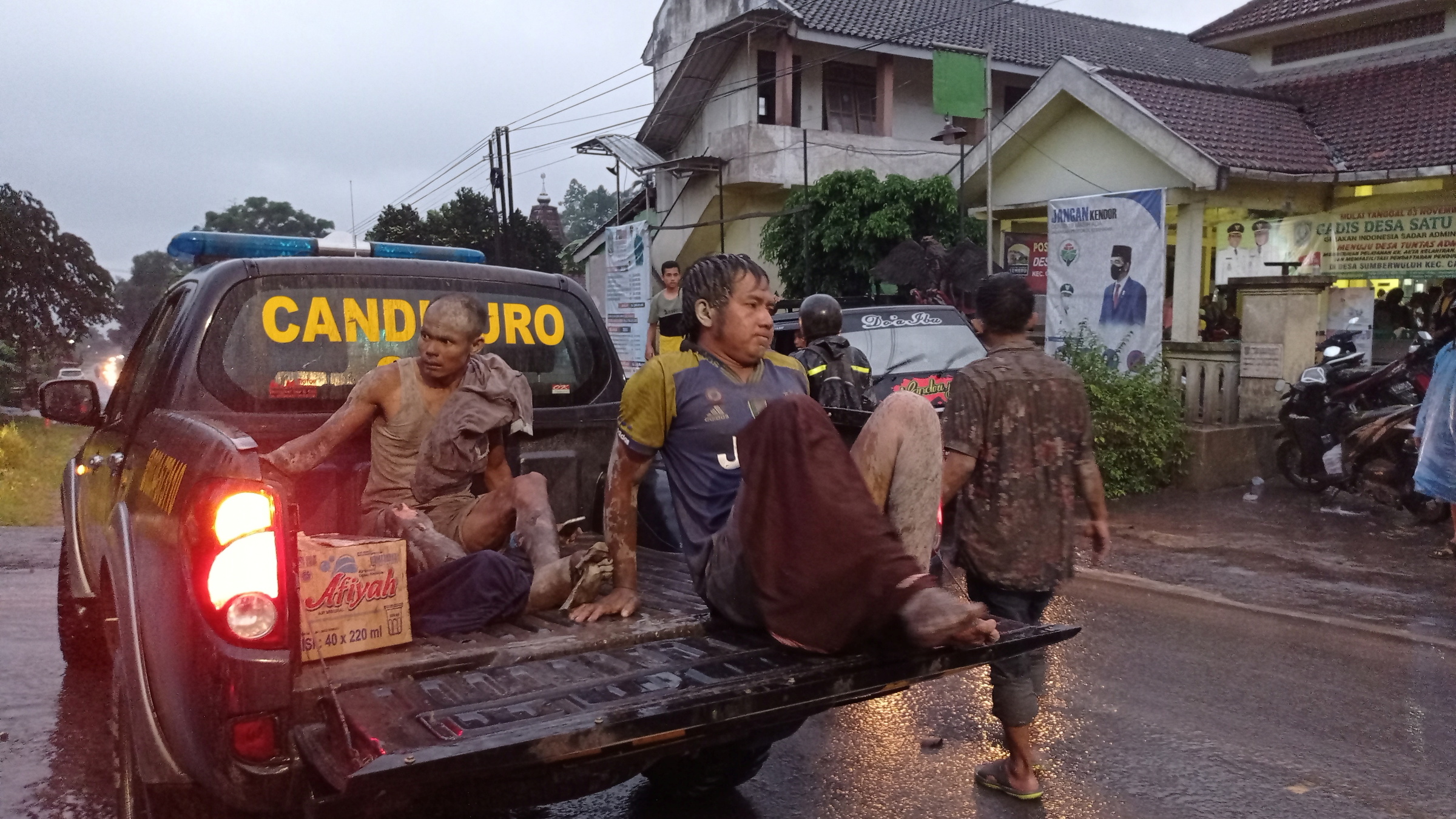 Dân làng Sumberwuluh, quận Lumajang, tỉnh Đông Java của Indonesia được sơ tán sau vụ phun trào núi lửa Semeru chiều 4/12. Ảnh: Reuters.