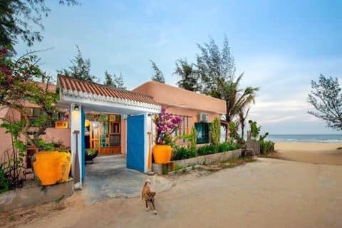 Ngôi nhà màu xanh tận dụng từ đồ gỗ cũ như tuyệt tác bên bờ biển