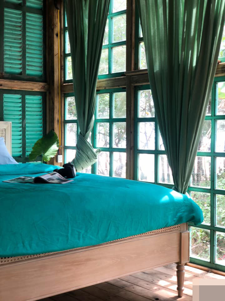 Ngôi nhà màu xanh tận dụng từ đồ gỗ cũ như tuyệt tác bên bờ biển